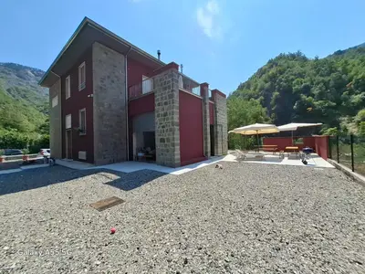 Vista generica sulle montagne o vista sulle montagne dall'interno della stanza in casa privata