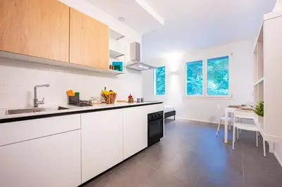 Cucina o angolo cottura di GuestHost - Bright Studio Apartment near Hospital