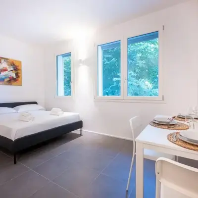 GuestHost - Bright Studio Apartment near Hospital