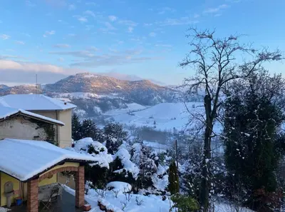 Vista generica sulle montagne o vista sulle montagne dall'interno del bed & breakfast