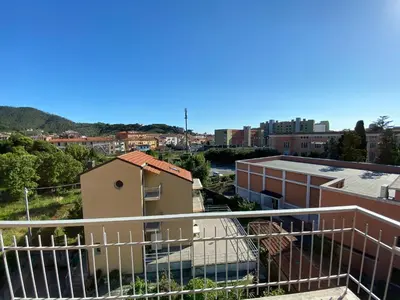 Vista generica sulle montagne o vista sulle montagne dall'interno dell'appartamento