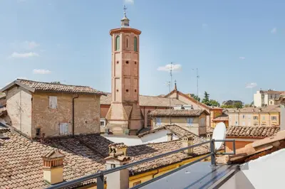Vista generica su Modena o vista sulla città dall'interno dell'appartamento