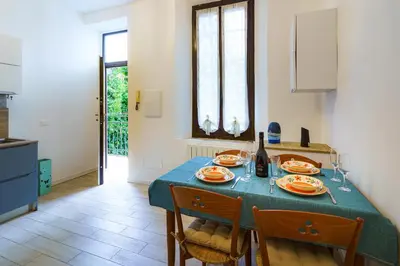 Cucina o angolo cottura di Bilocale elegante vicino alla Stazione Wi-Fi veloce Area Lavoro