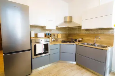 Cucina o angolo cottura di Bilocale elegante vicino alla Stazione Wi-Fi veloce Area Lavoro