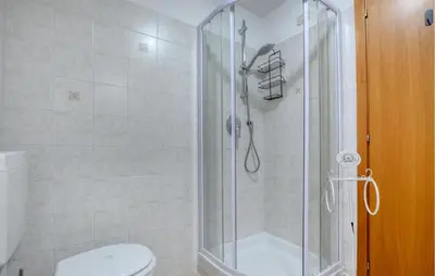 Bagno di 1 Bedroom Stunning Apartment In Masso