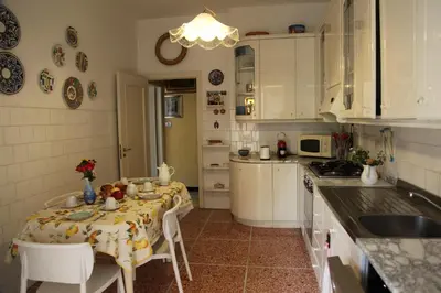 Cucina o angolo cottura di Amarcorde Home in Corso Buenos Aires con 6 posti letto