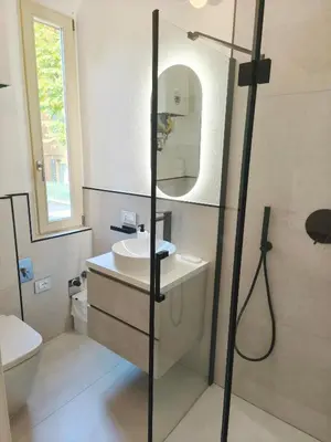 Bagno di Monolocale Modena con Parcheggio riservato pressi Clinica Fogliani e Centro Storico