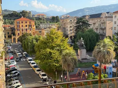 Vista generica sulle montagne o vista sulle montagne dall'interno dell'appartamento