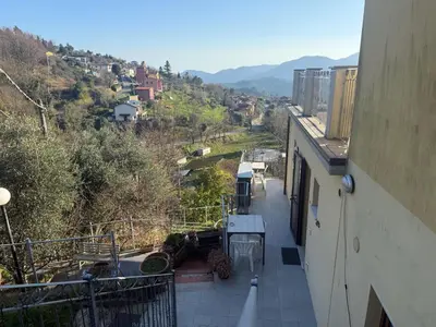 Vista generica sulle montagne o vista sulle montagne dall'interno del bed & breakfast