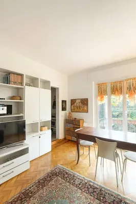 Cucina o angolo cottura di WELCOME RIVIERA-Residenza Il Glicine 5-posto auto privato riservato-20metri dal mare-wifi
