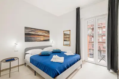 Letto o letti in una camera di Modern White Apt with AC and balcony