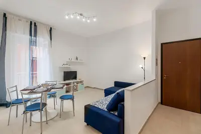 Area soggiorno di Modern White Apt with AC and balcony