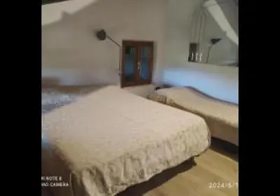 Letto o letti in una camera di Ampia stanza nelle campagne parmensi