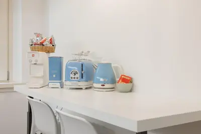 Set per la preparazione di tè e caffè presso Modena Charme Via de' Fogliani