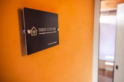 Certificato, attestato, insegna o altro documento esposto da Exclusive Academy House