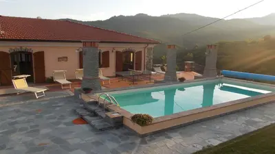Piscina di VILLA ARBEIO 8&6 Emma Villas o nelle vicinanze