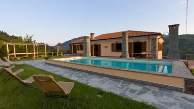 Piscina di VILLA ARBEIO 8&6 Emma Villas o nelle vicinanze