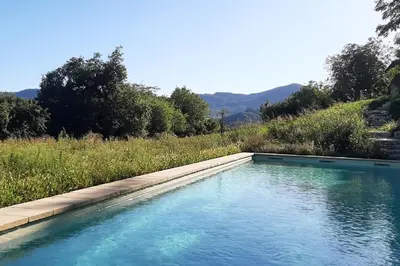 Vista generica sulle montagne o vista sulle montagne dall'interno della casa vacanze
