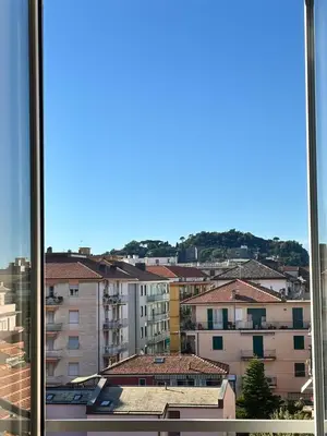 Vista generica sulle montagne o vista sulle montagne dall'interno dell'appartamento