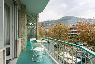 Vista generica sulle montagne o vista sulle montagne dall'interno dell'appartamento
