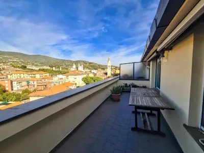 Vista generica sulle montagne o vista sulle montagne dall'interno dell'appartamento