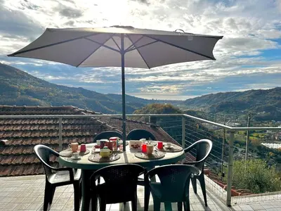 Vista generica sulle montagne o vista sulle montagne dall'interno della villa
