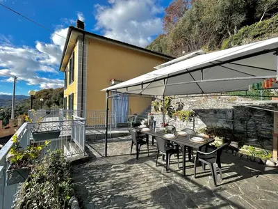Vista generica sulle montagne o vista sulle montagne dall'interno della villa