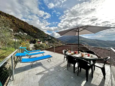 Vista generica sulle montagne o vista sulle montagne dall'interno della villa