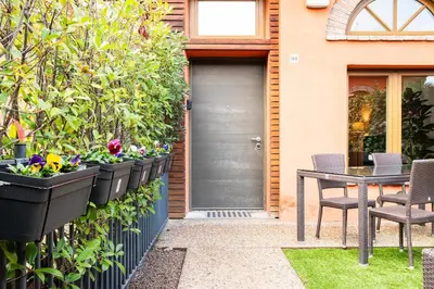 Giardino di Casa di design con giardino privato in Centro a PIACENZA