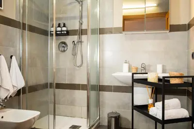 Bagno di Casa di design con giardino privato in Centro a PIACENZA