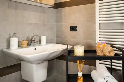 Bagno di Casa di design con giardino privato in Centro a PIACENZA