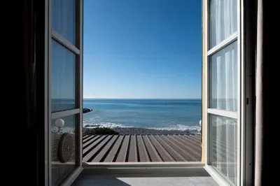 Vista generica sul mare o vista sul mare dall'interno dell'appartamento