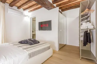 Letto o letti in una camera di Pietra di Piazza Grande - Rua Frati 34 Palace by MoVeBNB