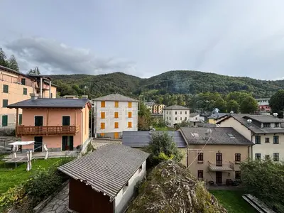 Vista generica sulle montagne o vista sulle montagne dall'interno dell'appartamento