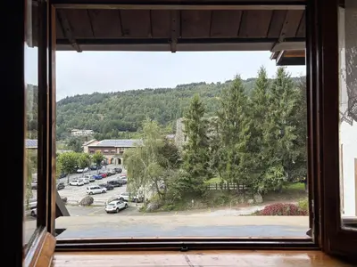 Vista generica sulle montagne o vista sulle montagne dall'interno dell'appartamento