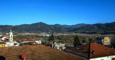Vista generica sulle montagne o vista sulle montagne dall'interno dell'appartamento