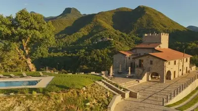 Vista generica sulle montagne o vista sulle montagne dall'interno dell'appartamento