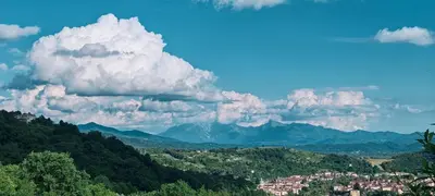 Vista generica sulle montagne o vista sulle montagne dall'interno della villa