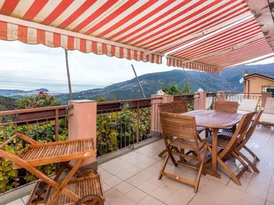 Vista generica sulle montagne o vista sulle montagne dall'interno della casa vacanze