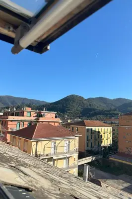 Vista generica sulle montagne o vista sulle montagne dall'interno dell'appartamento
