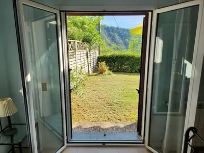 Vista generica sulle montagne o vista sulle montagne dall'interno della casa vacanze