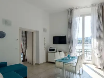 TV o dispositivi per l'intrattenimento presso Apartment Wohnung mit Meerblick und privater Garage by Interhome