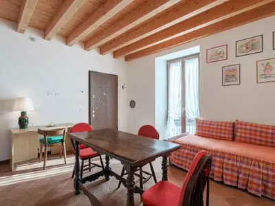 Area soggiorno di Apartment Zweizimmerwohnung mit Doppelbett und zwei Schlafsofas by Interhome