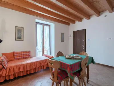 Letto o letti in una camera di Apartment Zweizimmerwohnung mit zwei Einzelbetten und Schlafsofa by Interhome
