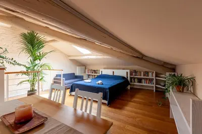 Letto o letti in una camera di Romantica mansarda con terrazzino sui tetti di Parma