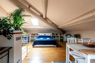 Letto o letti in una camera di Romantica mansarda con terrazzino sui tetti di Parma