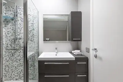 Bagno di Romantica mansarda con terrazzino sui tetti di Parma