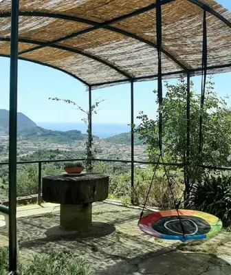 Vista generica sulle montagne o vista sulle montagne dall'interno dell'appartamento