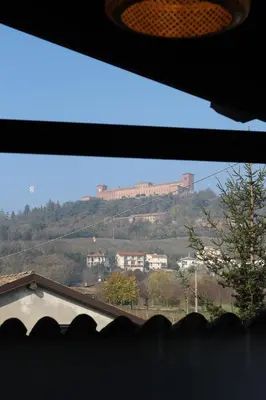 Vista generica sulle montagne o vista sulle montagne dall'interno dell'agriturismo