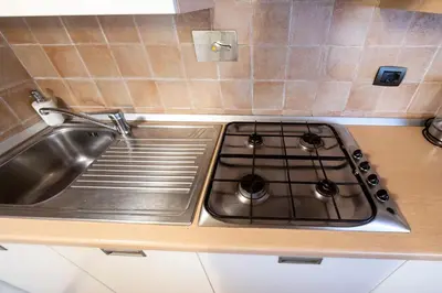 Cucina o angolo cottura di 333 - Residence Montebello Bilocale A, Relax nel verde con Piscina